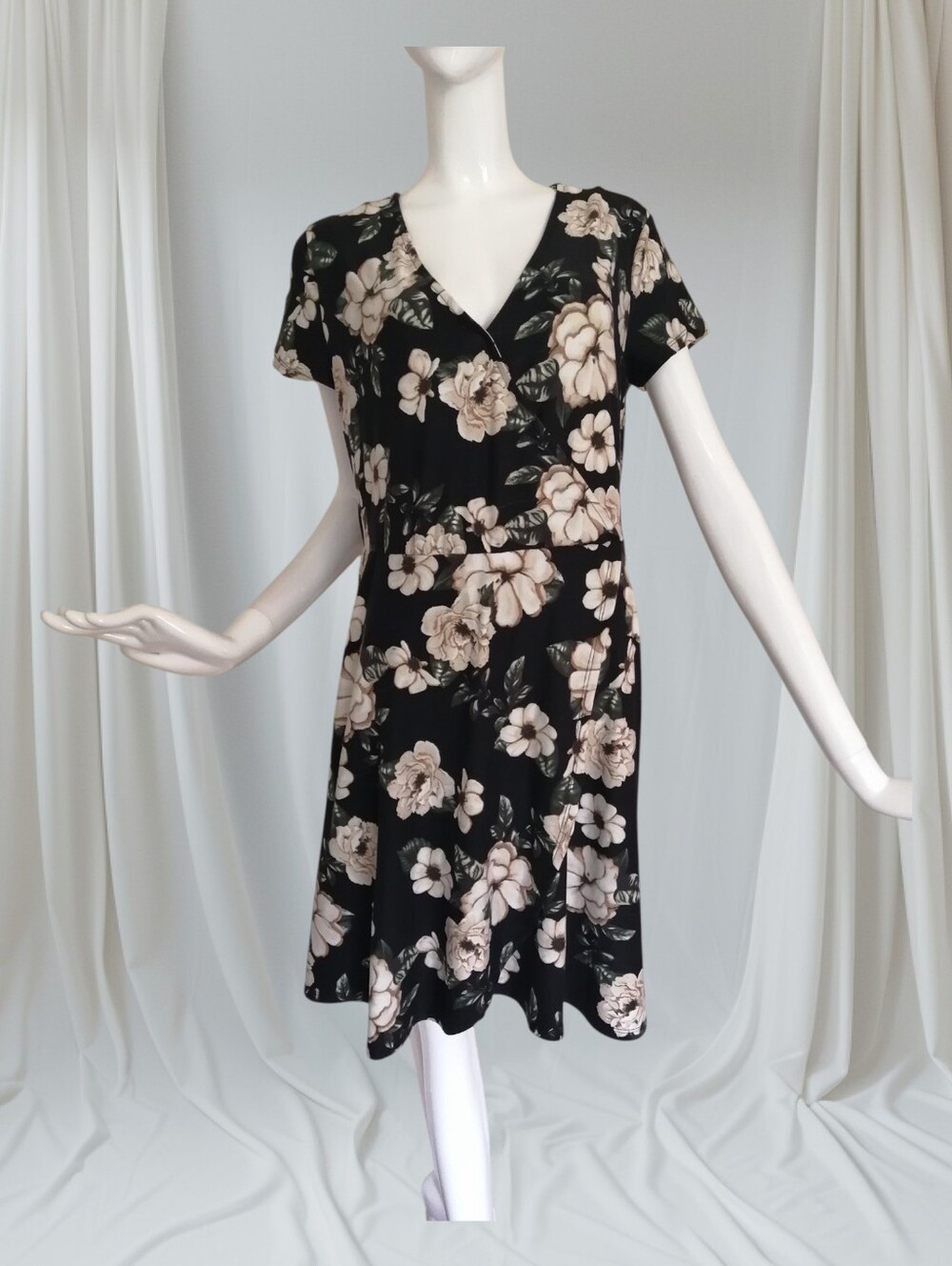 Black Floral V-Neck Short Sleeve Mini Dress